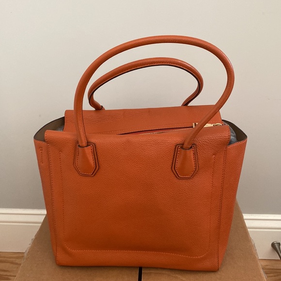 Used-No tag No Box-Michael Kors handbag
Very good condition
Orange, Leather - Picture 4 of 11